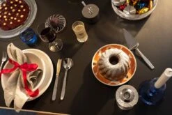 HAY Bougeoir Moyen Flare, Bleu Clair Avec Bord Rouge 10 HAY Bougeoir Moyen Flare, Bleu Clair Avec Bord Rouge -Hay Magasin 2021 09 30 FDS Valmiit VVV 20