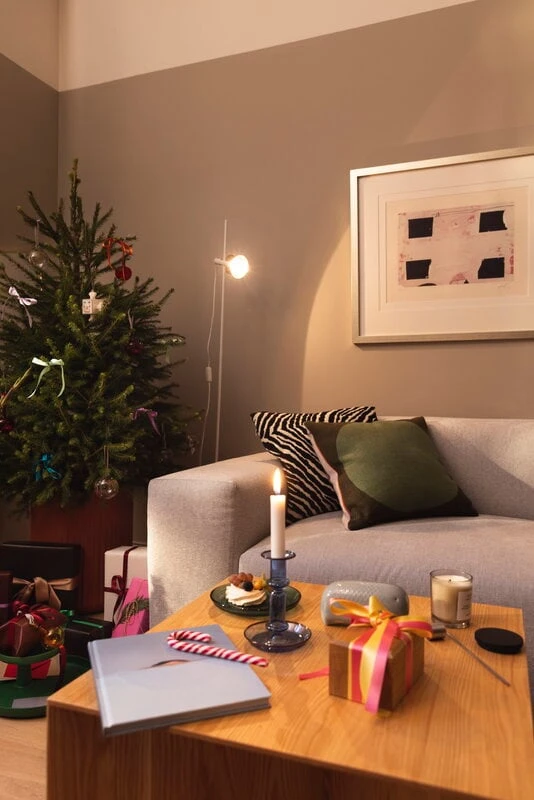 HAY Bougeoir Moyen Flare, Bleu Clair Avec Bord Rouge 4 HAY Bougeoir Moyen Flare, Bleu Clair Avec Bord Rouge – Image 4