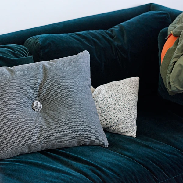 HAY Coussin Dot, Steelcut Trio, Gris Foncé 2 HAY Coussin Dot, Steelcut Trio, Gris Foncé – Image 2