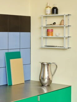 HAY Étagère Bacheca, Blanc Cassé 5 HAY Étagère Bacheca, Blanc Cassé -Hay Magasin 3 Days of Design 2022 Indian Steel Pitcher no 02 Half and Half Chopping Board Bacheca Shelf