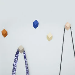 HAY Patère Iso, Rouge Cerise, 3 pièces 5 HAY Patère Iso, Rouge Cerise, 3 pièces -Hay Magasin 55HaySS2017 iso HV