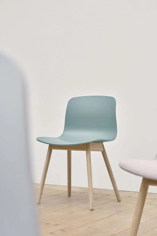 HAY About A Chair AAC12, Chêne Laqué - Dusty Blue 3 HAY About A Chair AAC12, Chêne Laqué - Dusty Blue – Image 3