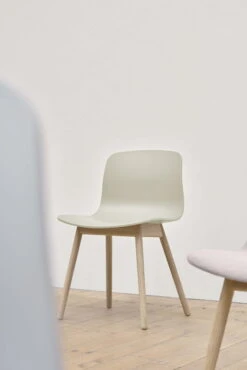 HAY About A Chair AAC12, Chêne Laqué - Vert Pastel 8 HAY About A Chair AAC12, Chêne Laqué - Vert Pastel -Hay Magasin AAC 12 wb lacquer base Shell pastel green