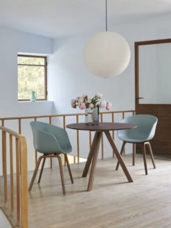 HAY Chaise About A Chair AAC22, Noyer Laqué - dusty Blue -Hay Magasin AAC 22 dusty blue wb lacquer walnut base CPH 20 burgundy lino wb lacquer walnut base Arcs Vase mirror