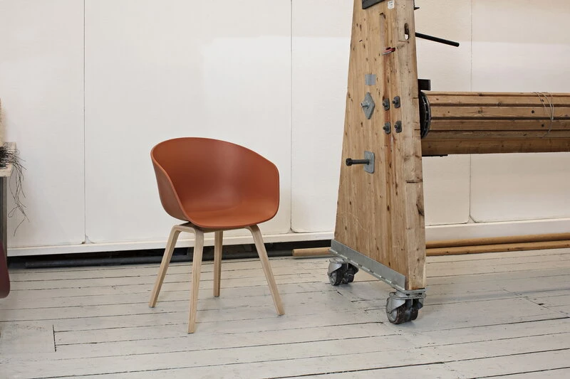 HAY Chaise About A Chair AAC22, Chêne Laqué - Orange 2 HAY Chaise About A Chair AAC22, Chêne Laqué - Orange – Image 2