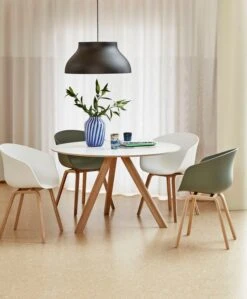 HAY Vase Juice, Modèle Haut, Bleu 10 HAY Vase Juice, Modèle Haut, Bleu -Hay Magasin AAC22 dusty green shell matt lacquer base AAC22 white shell oak soap base PC Pendant Lamp black CPH20 Round Table off white linoleum Juice High blue