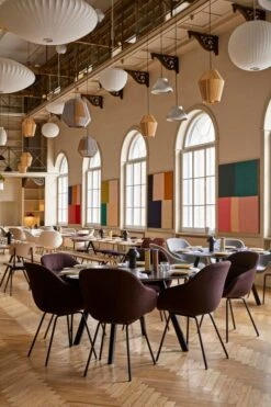 HAY Table Ronde CPH25, 140 cm, Chêne Laqué Noir - linoléum Noir -Hay Magasin AAC 127 Soft Olavi by HAY 14 black base CPH 25 black lino top black frame Bonbon Nelson Bubble Pendant