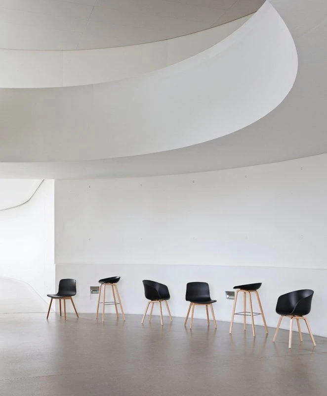 HAY About A Chair AAC22, Chêne Savonné - Noir Doux 4 HAY About A Chair AAC22, Chêne Savonné - Noir Doux – Image 4