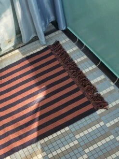 HAY Tapis D’entrée Stripes And Stripes, Navy Cacao 8 HAY Tapis D’entrée Stripes And Stripes, Navy Cacao -Hay Magasin Aquarelle vertical ice blue Stripes and Stripes navy cacao 1