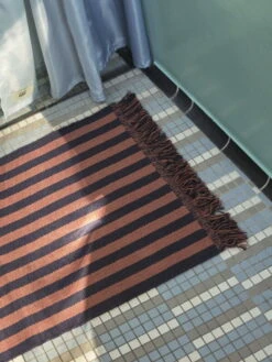 HAY Tapis Stripes And Stripes, 65 X 300 cm, Navy Cacao 10 HAY Tapis Stripes And Stripes, 65 X 300 cm, Navy Cacao -Hay Magasin Aquarelle vertical ice blue Stripes and Stripes navy cacao