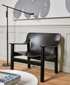 HAY Lampadaire Fifty-Fifty, Noir 10 HAY Lampadaire Fifty-Fifty, Noir -Hay Magasin Bernard black leather cover deep painted oak base Fifty Fifty Floor Lamp black