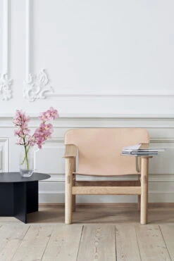 HAY Table Slit, 65 Cm, Noir -Hay Magasin Bernard matt lacquered oak nature leather Slit Table Round black