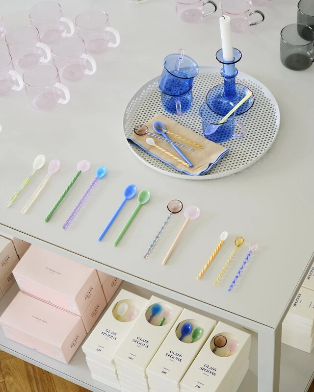 HAY Bougeoir Moyen Flare, Bleu Clair Avec Bord Rouge 6 HAY Bougeoir Moyen Flare, Bleu Clair Avec Bord Rouge – Image 6