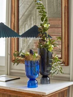 HAY Vase Bottoms Up, Modèle S, Bleu électrique 8 HAY Vase Bottoms Up, Modèle S, Bleu électrique -Hay Magasin Bottoms Up Vase S eclectic blue Bottoms Up Vase L navy blue Matin Table Lamp green shade