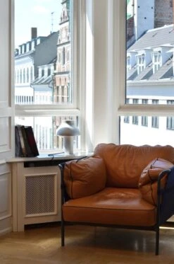 HAY Fauteuil Can, Cuir Cognac - toile Noire - cadre En Chrome 5 HAY Fauteuil Can, Cuir Cognac - toile Noire - cadre En Chrome -Hay Magasin CAN 1 Seater Silk SIL0250 black canvas black base PC Table Lamp aluminum 28129