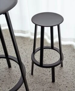 HAY Tabouret De Bar Revolver, 65 Cm, Noir 10 HAY Tabouret De Bar Revolver, 65 Cm, Noir -Hay Magasin COBE 2019 Revolver Table Revolver Bar Stool 01 1
