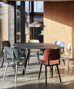 HAY Table Ronde CPH25, 140 cm, Chêne Laqué Noir - linoléum Noir -Hay Magasin CPH 25 black lino black wb lacquer oak base Pao Steel Pendant 470 cool grey Revolt plum red seat and back black steel