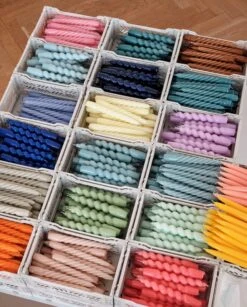 HAY Bougies Spiral, Lot De 6, Lilas - Bleu-violet - Bleu Clair 7 HAY Bougies Spiral, Lot De 6, Lilas - Bleu-violet - Bleu Clair -Hay Magasin Candle Spiral Candle Twist Candle Conical 01 4