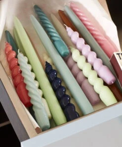 HAY Bougies Twist, Lot De 6, Tangerine - Rose Foncé - Vert Aqua 7 HAY Bougies Twist, Lot De 6, Tangerine - Rose Foncé - Vert Aqua -Hay Magasin Candle Spiral Candle Twist Candle Conical