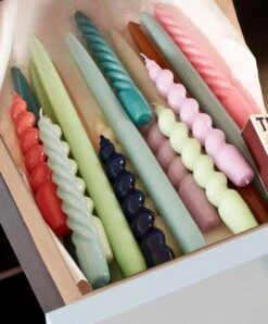 HAY Bougies Spiral, Lot De 6, Menthe - Citrus - Bordeaux 9 HAY Bougies Spiral, Lot De 6, Menthe - Citrus - Bordeaux -Hay Magasin Candle Spiral Candle Twist Candle Conical 7