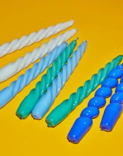 HAY Bougies Twist, Lot De 6, Tangerine - Rose Foncé - Vert Aqua 6 HAY Bougies Twist, Lot De 6, Tangerine - Rose Foncé - Vert Aqua -Hay Magasin Candle Twist green light blue grey beige Candle Spiral dark blue