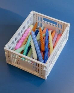 HAY Bougies Twist, Lot De 6, Rose Clair - gris Clair - lilas 7 HAY Bougies Twist, Lot De 6, Rose Clair - gris Clair - lilas -Hay Magasin Candle family Color Crate M light grey 01 1