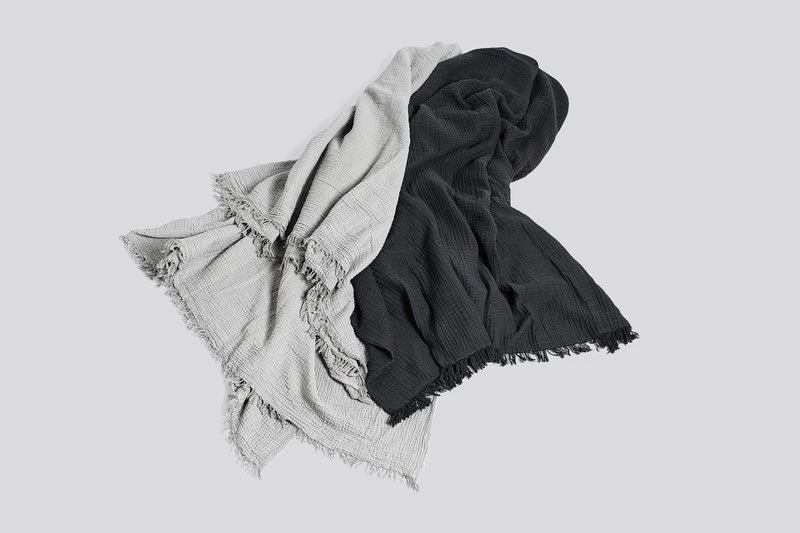 HAY Couvre-lit Crinkle, 270 X 270 Cm, Anthracite 2 HAY Couvre-lit Crinkle, 270 X 270 Cm, Anthracite – Image 2