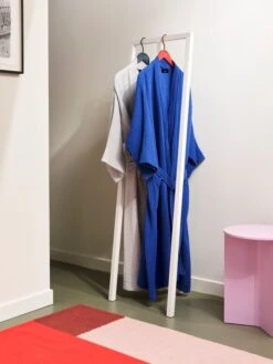 HAY Portant Loop Stand, Blanc 8 HAY Portant Loop Stand, Blanc -Hay Magasin Crinkle Robe ultra marine cool grey Loop Stand Hall white Slit Table Wood Round High dia35xH47 pink wb lacquered oak 1