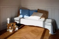 HAY Taie D’oreiller Duo, Cappuccino -Hay Magasin Duo Pillow Case sky blue ivory Crinkle Bedspread cool grey Apollo Portable Lamp white Flare Milk Stripe Candleholder