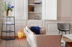 HAY Vase Bottoms Up, Modèle L, Ambre 9 HAY Vase Bottoms Up, Modèle L, Ambre -Hay Magasin Eiffel Shelf Rectangular ink black Bottoms Up Vase L amber Bonbon yellow melange Silhouette 3 Seater Bolgheri LGG60 Dapper DOT 1682 02 Biano Nero black oak shell black base