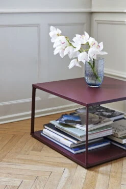 HAY Table Basse Eiffel, Carré, 65 x 65 cm, Brique Foncée 4 HAY Table Basse Eiffel, Carré, 65 x 65 cm, Brique Foncée -Hay Magasin Eiffel Side Table dark brick Colour Vase blue