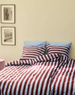 HAY Taie D’oreiller Été, Bordeaux - bleu Ciel 8 HAY Taie D’oreiller Été, Bordeaux - bleu Ciel -Hay Magasin Ete Duvet Cover Ete Pillow Case bordeaux and sky blue Duo Pillow Case sky blue 2