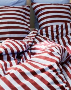 HAY Taie D’oreiller Été, Bordeaux - bleu Ciel 7 HAY Taie D’oreiller Été, Bordeaux - bleu Ciel -Hay Magasin Ete Duvet Cover Ete Pillowcase bordeaux and sky blue