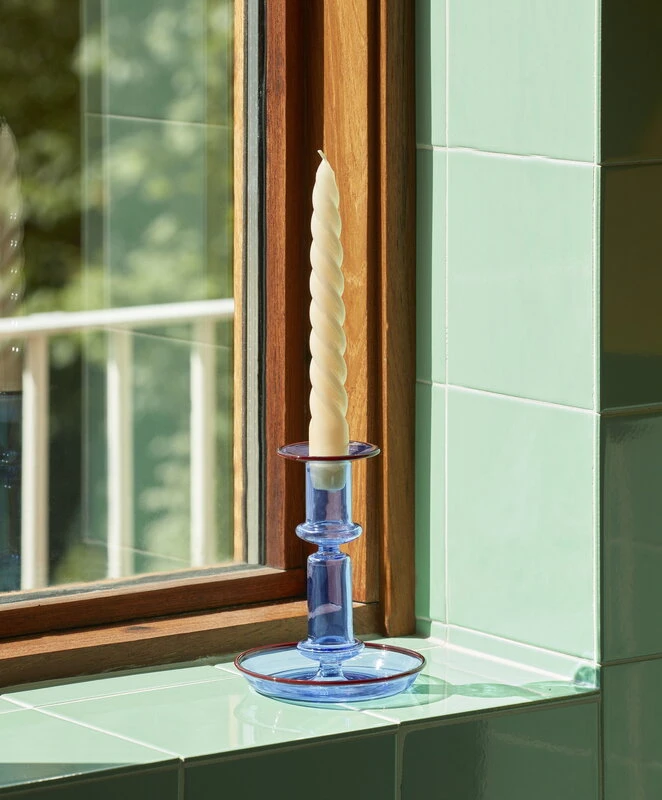 HAY Bougeoir Moyen Flare, Bleu Clair Avec Bord Rouge 3 HAY Bougeoir Moyen Flare, Bleu Clair Avec Bord Rouge – Image 3