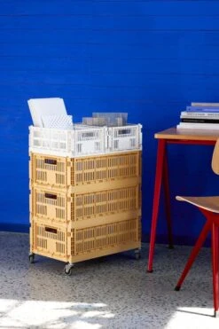 HAY Ensemble De Roulettes Colour Crate, Lot De 4, L 11 HAY Ensemble De Roulettes Colour Crate, Lot De 4, L -Hay Magasin HAY Colour Crate L golden yellow HAY Colour Crate M off white HAY Colour Crate Wheels Pyramid Table 01 clear lacquered oak top tomato red frame Result chair wb lacquered oak seat and back