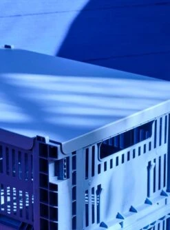 HAY Colour Crate, M, Plastique Recyclé, Bleu électrique 9 HAY Colour Crate, M, Plastique Recyclé, Bleu électrique -Hay Magasin HAY Colour Crate M electric blue HAY Colour Crate Lid M electric blue