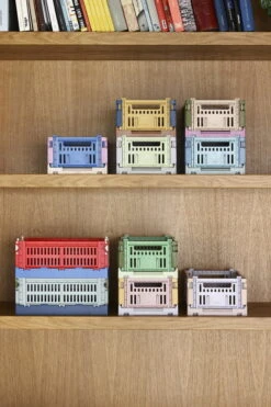 HAY Colour Crate Mix, S, Plastique Recyclé, Bleu Ciel 9 HAY Colour Crate Mix, S, Plastique Recyclé, Bleu Ciel -Hay Magasin HAY Colour Crate Mix family 02