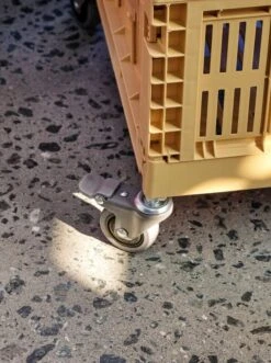 HAY Couvercle Colour Crate, L, Jaune Doré -Hay Magasin HAY Colour Crate Wheels HAY Colour Crate L golden yellow 1