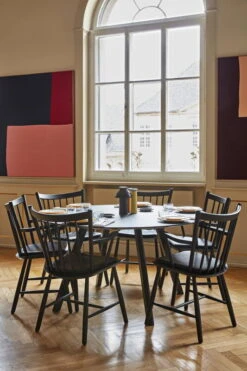 HAY Table Ronde CPH25, 140 cm, Chêne Noir 11 HAY Table Ronde CPH25, 140 cm, Chêne Noir -Hay Magasin J42 black wb lacquer beech J42 Seat Cushion Sense black CPH 25 black linoleum Tabletop black frame PC Portable black