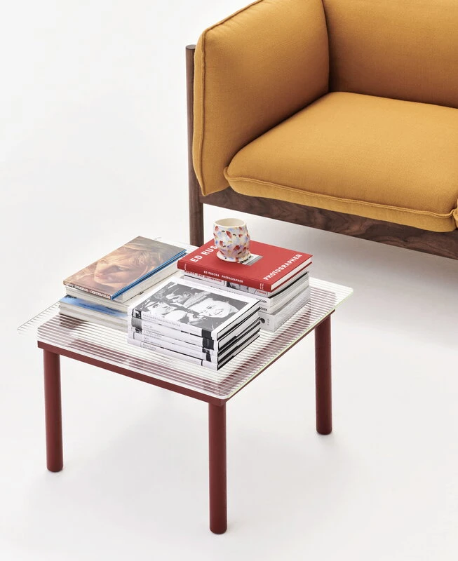 HAY Table Kofi 60 x 60 cm, Chêne Laqué Barn Red - verre Strié 6 HAY Table Kofi 60 x 60 cm, Chêne Laqué Barn Red - verre Strié – Image 6