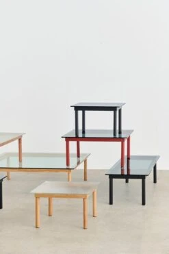 HAY Table Kofi 60 x 60 cm, Chêne Laqué - verre Strié 11 HAY Table Kofi 60 x 60 cm, Chêne Laqué - verre Strié -Hay Magasin Kofi clear reeded glass tabletop wb lacquer oak frame grey tinted glass tabletop barn red wb lacquer oak frame 2