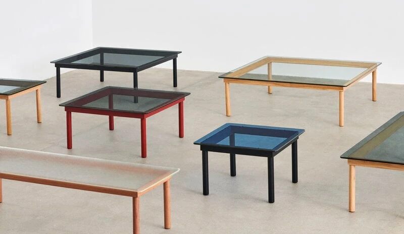 HAY Table Kofi 60 x 60 cm, Chêne Laqué Barn Red - verre Gris 6 HAY Table Kofi 60 x 60 cm, Chêne Laqué Barn Red - verre Gris – Image 6