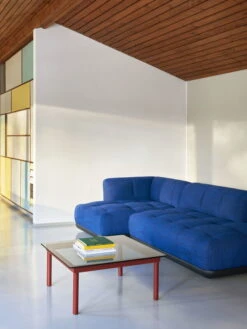 HAY Table Kofi 80 x 80 cm, Chêne Laqué Barn Red - verre Gris 10 HAY Table Kofi 80 x 80 cm, Chêne Laqué Barn Red - verre Gris -Hay Magasin Kofi grey tinted glass tabletop barn red wb lacquer oak Quilton Contrast base Comb 21 Left top uph Raas 772