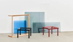 HAY Table Kofi 80 x 80 cm, Chêne Laqué Barn Red - verre Strié -Hay Magasin Kofi tabletop frame 1