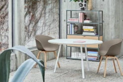 HAY Chaise About A Chair AAC22, Chêne Laqué - Kaki -Hay Magasin Loop Stand Round white laminate AAC 22 khaki shell wb lacquer base New Order Combination 401 army