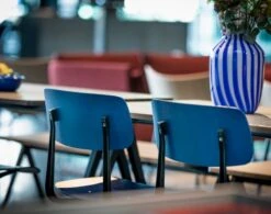 HAY Chaise Result, Noir - Bleu Foncé -Hay Magasin Lucerne Festival 2019 Result Chair Juice Vase