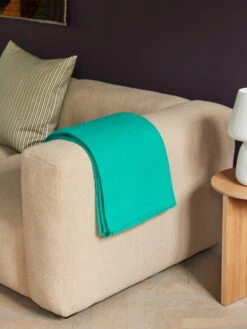 HAY Couverture Mono, 130 x 180 cm, Aqua Green 6 HAY Couverture Mono, 130 x 180 cm, Aqua Green -Hay Magasin Mags Soft 2 seater comb 1 Flamiber Sand J7 Ribbon Cushion yellow Mono Blanket aqua green
