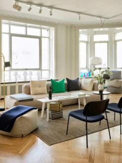 HAY Tapis Moiré Kelim, Cannelle 9 HAY Tapis Moiré Kelim, Cannelle -Hay Magasin Mags Soft 3 Seater comb 4 right Metaphore 027 beige stitching Moire Kelim cinnamon CPH Deux 215 Bench L140xW35xH45 pearl white laminate pearl white plywood