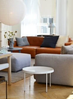 HAY Table Basse Tulou 55 cm, Blanc Cassé 11 HAY Table Basse Tulou 55 cm, Blanc Cassé -Hay Magasin Mags Soft Low Armrest Silk SIL0250 Mags Soft Low Armrest Linara 443 Mags Soft Ottoman Linara 443 Rice Paper Shade Tree Trunk white Tulou Coffee Table white 1