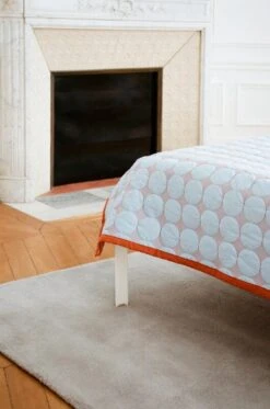 HAY Couvre-lit Mega Dot, Bleu Clair -Hay Magasin Mega Dot light blue Raw Rug no 2 light grey Connect Bed white